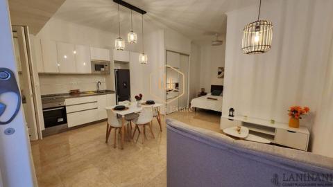 NAPOLI ESTATE presenta esta excelente oportunidad de inversión y vivienda en planta baja con entrada independiente.