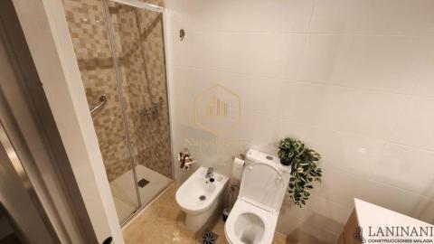 NAPOLI ESTATE presenta esta excelente oportunidad de inversión y vivienda en planta baja con entrada independiente.