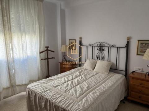 NAPOLI ESTATE presenta esta excelente oportunidad de vivienda en la zona de Martiricos - La Roca, una de las áreas más consolidadas y mejor conectadas de Málaga.