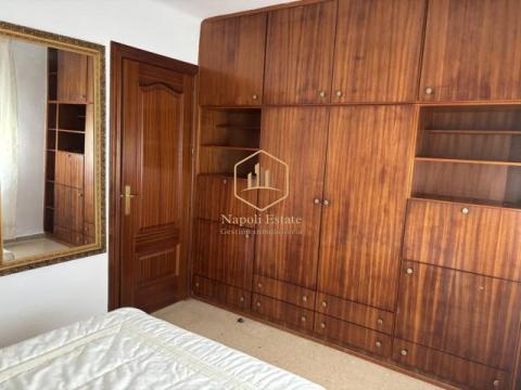 NAPOLI ESTATE presenta esta excelente oportunidad de vivienda en la zona de Martiricos - La Roca, una de las áreas más consolidadas y mejor conectadas de Málaga.