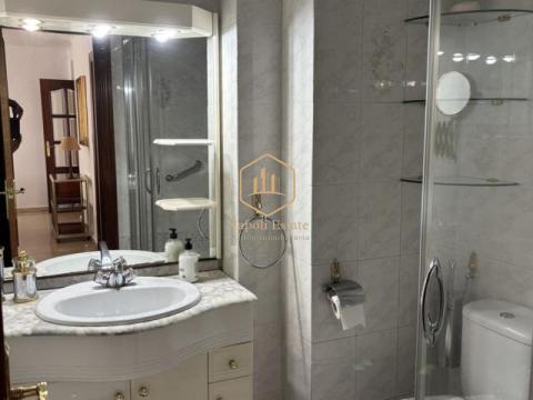 NAPOLI ESTATE presenta esta excelente oportunidad de vivienda en la zona de Martiricos - La Roca, una de las áreas más consolidadas y mejor conectadas de Málaga.