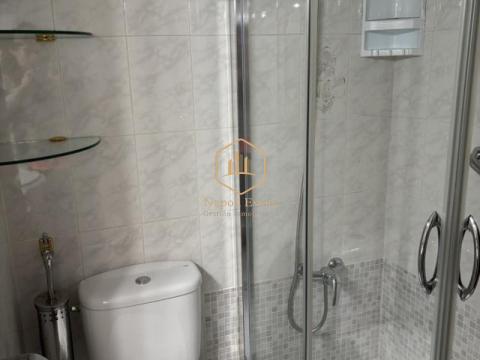 NAPOLI ESTATE presenta esta excelente oportunidad de vivienda en la zona de Martiricos - La Roca, una de las áreas más consolidadas y mejor conectadas de Málaga.