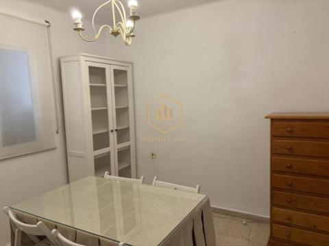 NAPOLI ESTATE presenta esta excelente oportunidad de vivienda en la zona de Martiricos - La Roca, una de las áreas más consolidadas y mejor conectadas de Málaga.