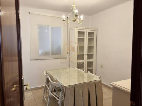 NAPOLI ESTATE presenta esta excelente oportunidad de vivienda en la zona de Martiricos - La Roca, una de las áreas más consolidadas y mejor conectadas de Málaga.