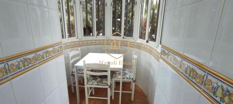 NAPOLI ESTATE presenta en alquiler de larga temporada este amplio y luminoso piso en la zona de Carranque - Haza Cuevas.