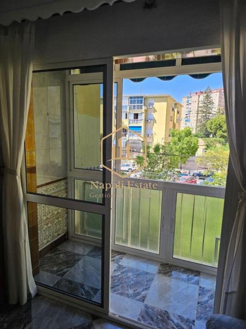 NAPOLI ESTATE presenta este luminoso piso a pasos del mar en Huelin